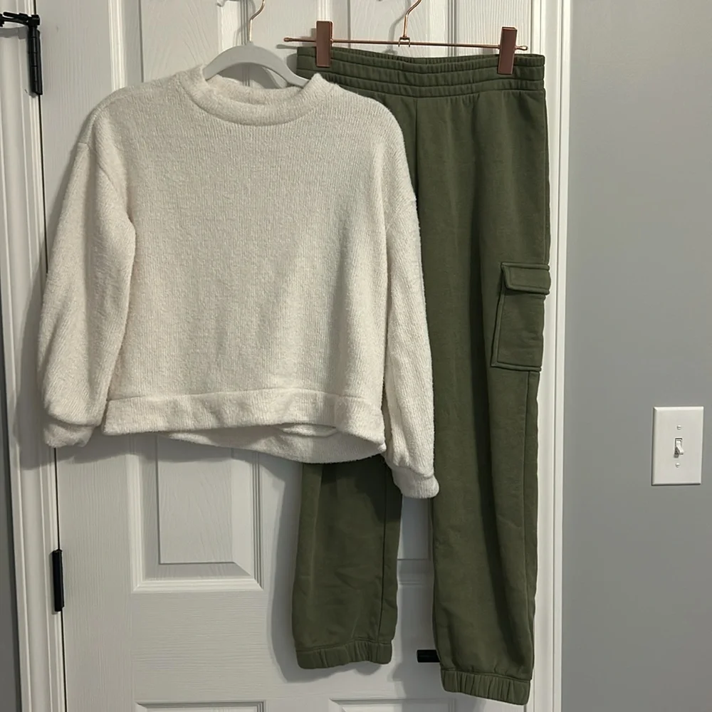 Utility green girl cargo sweatpants with white fuzzy sweater size XL